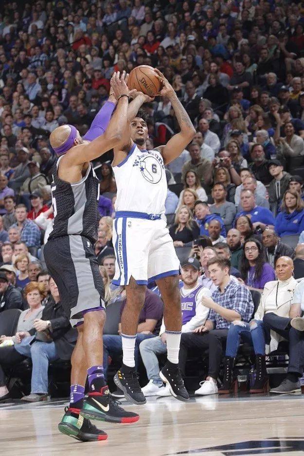 依据对手首 依据对手首